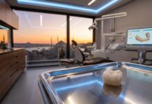 Eine fotorealistische Nahaufnahme einer perfekten Keramik-Zahnkrone in einem hochmodernen zahnmedizinischen Labor. Im unscharfen Hintergrund ist durch ein grosses Fenster die sonnige Skyline von Istanbul zu sehen, was das Thema Medizintourismus für Zahnimplantate visualisiert.