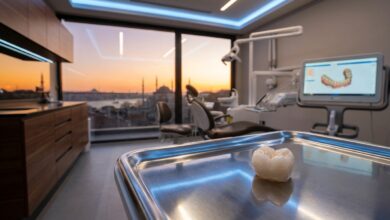Eine fotorealistische Nahaufnahme einer perfekten Keramik-Zahnkrone in einem hochmodernen zahnmedizinischen Labor. Im unscharfen Hintergrund ist durch ein grosses Fenster die sonnige Skyline von Istanbul zu sehen, was das Thema Medizintourismus für Zahnimplantate visualisiert.