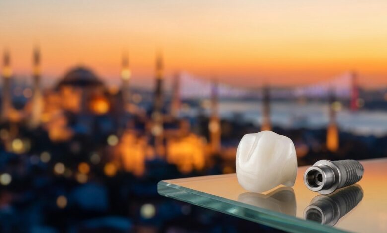 Ein makelloses Zahnimplantat und eine Zirkonkrone in Nahaufnahme auf einer glänzenden Oberfläche, mit einem unscharfen, malerischen Blick auf die Skyline von Istanbul im Hintergrund bei Sonnenuntergang, was den Zahntourismus in der Türkei darstellt.