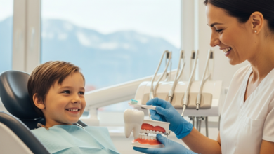 Ein lächelndes Kind im Zahnarztstuhl mit einem freundlichen Kinderzahnarzt, der eine Zahnbürste und ein Zahnmodell zeigt, in einer modernen und hellen Schweizer Praxis. Im stark verschwommenen Hintergrund sind die weichen Umrisse von Bergen zu erkennen.