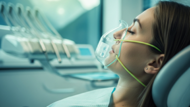 Nahaufnahme eines Patienten in einem modernen Zahnarztstuhl, der tief entspannt und ruhig wirkt. Eine subtile Andeutung einer Sedierungsmethode (z.B. Nasenmaske oder IV-Zugang) ist erkennbar. Der Hintergrund zeigt eine saubere, moderne Zahnklinik mit einem verschwommenen Ausblick auf eine Schweizer Landschaft. Sanfte, kühle Beleuchtung. Keine Schrift.