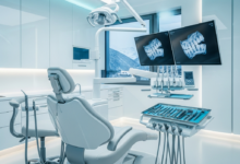 Eine hochmoderne Zahnklinik in der Schweiz mit fortschrittlicher Technologie, einem ergonomischen Zahnarztstuhl, digitalen Bildschirmen mit unlesbaren 3D-Scans und sauberen Präzisionsinstrumenten, die die höchste Qualität der zahnmedizinischen Versorgung repräsentieren.
