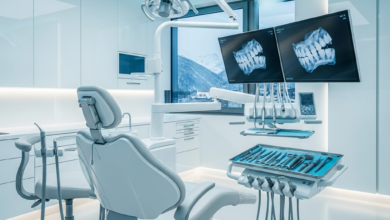 Eine hochmoderne Zahnklinik in der Schweiz mit fortschrittlicher Technologie, einem ergonomischen Zahnarztstuhl, digitalen Bildschirmen mit unlesbaren 3D-Scans und sauberen Präzisionsinstrumenten, die die höchste Qualität der zahnmedizinischen Versorgung repräsentieren.